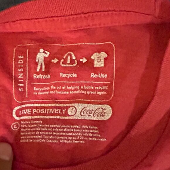 coca cola collectors graphic red tee shirt large - Picture 2 of 3